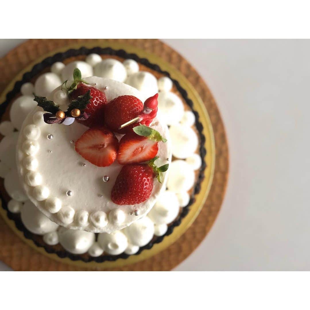 trs0609さんのインスタグラム写真 - (trs0609Instagram)「. . . ❤️🎄Happy Merry Xmasいぶぅ🎄❤️ . . 週末にクリスマスケーキ作ったよ🎂🎄✨ . タルトにショートケーキ乗せてスペシャルクリスマスケーキできました☺️💝 .おトーラサンタにも大好きな🍓あるからね😉 . . お留守番頑張ったらみんなでお楽しみ時間だね🎄✨ . その後は大忙しなおトーラサンタかな🎅🦌🌃💫💕 . 皆様素敵なクリスマスイブをお過ごし下さい☺︎❤️ . #frenchbulldog #frenchies1#frenchieworld #redfawn #フレンチブルドッグ #フレブル#フォーン#クリスマスケーキ#手作りケーキ」12月24日 7時31分 - trs0609