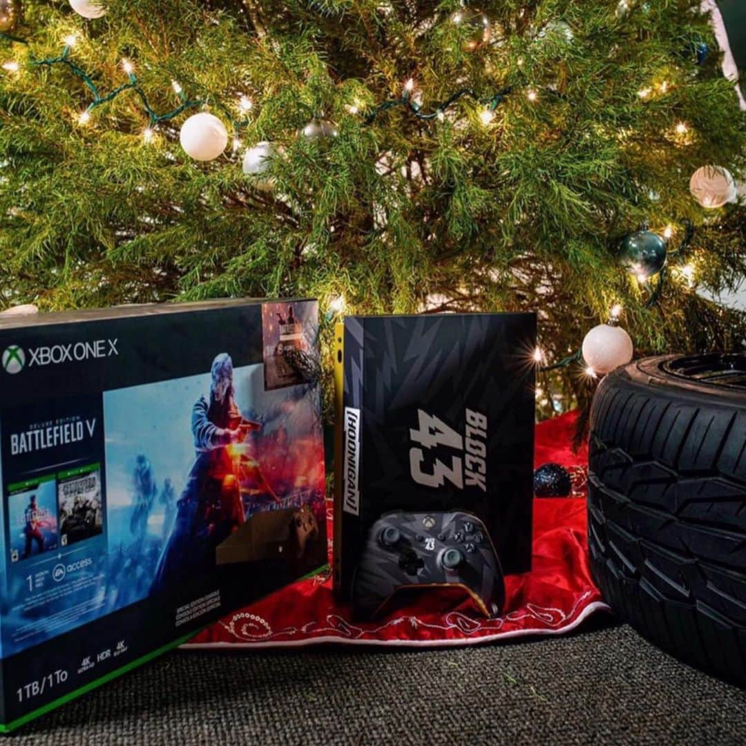 ケン・ブロックさんのインスタグラム写真 - (ケン・ブロックInstagram)「@ToyoTires is wrapping up their “12 Days of Toyo” giveaway this week. And you get a chance to win a limited-edition @Xbox with my #GymkhanaTEN livery on it! Head over to their page and find this photo for info on how to win. #12DaysofToyo #ToyoTires」12月24日 7時31分 - kblock43