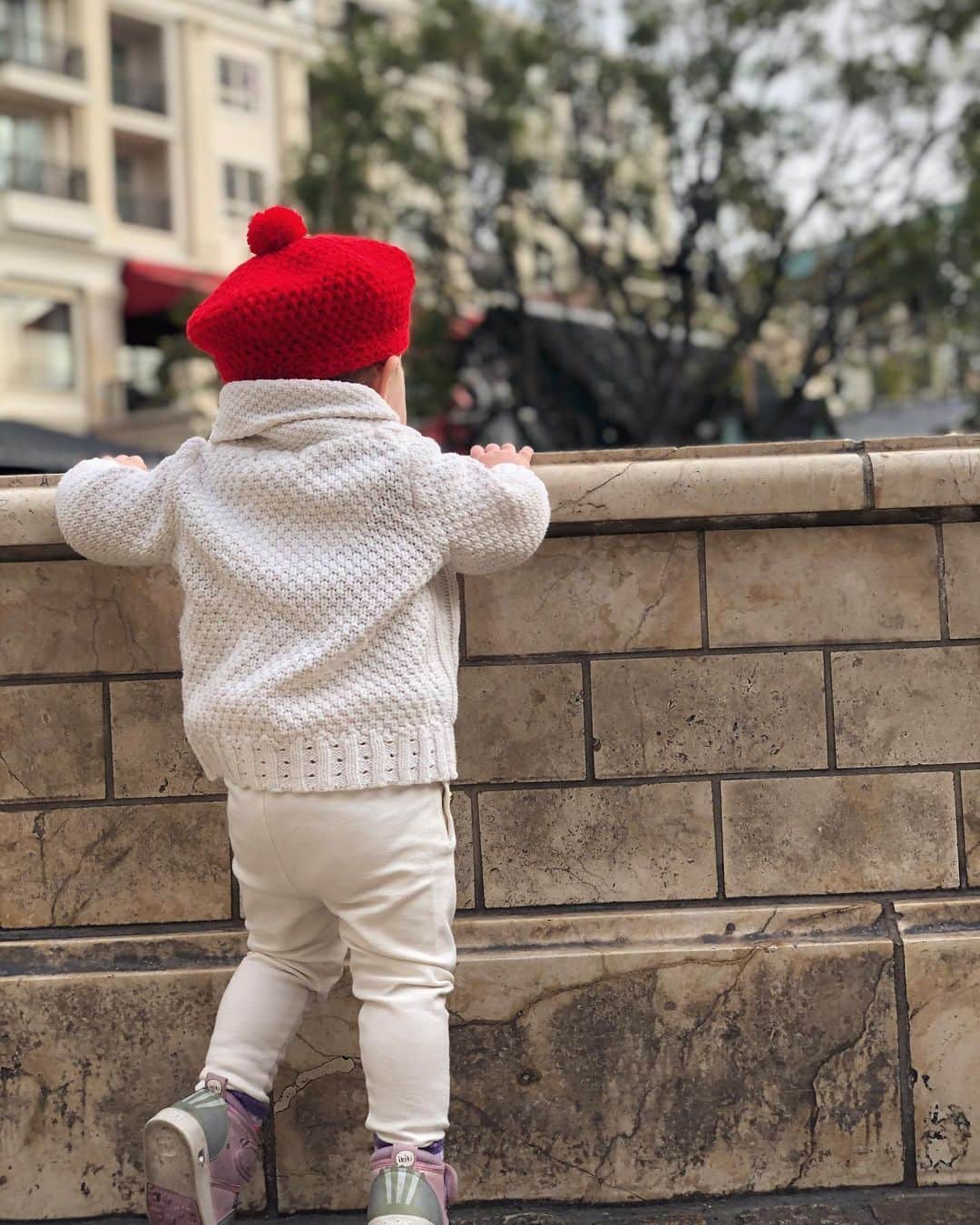 エリカ・クリステンセンのインスタグラム：「The holidays mean so many things to so many people. For me it means loving my babies of course — so much that I just love them and squeeze them and am so glad they exist and are healthy. And it means baking because I basically won’t let anyone else in my family do it because I want it all to be sugar-free and paleo and even though it stresses me out I love doing it. So, a pie is in the oven. And one kid is napping. Wish me luck. I wish you a season where you feel love. Love for your family or chosen family. Love for yourself. And for all your fellow souls, even if their perception of reality is different from yours. Peace and love! ✌🏼 ♥️💚」