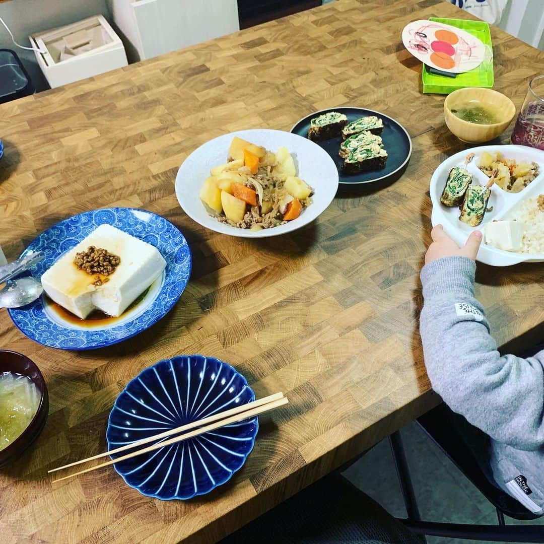 安田美沙子さんのインスタグラム写真 - (安田美沙子Instagram)「ご馳走続きだったので、フツーのごはん。肉じゃが、卵は干し海老、ほうれん草入りで息子に卵を割って貰いました😊✨ 豆腐は、醤油麦麹をかけただけ。 キッチンに作業台テーブルがやって来たから、パパが遅い日は、キッチンでごはんが出来るように！ 通り道が、狭いけど。。。 片付ける手間とか、一人きりになりたい時とか、キッチンに居場所が出来て嬉しい⭐️ . . . #instagood #dinner #肉じゃが #卵焼き #冷奴 #しょうゆむぎこうじ #波佐見焼 #しまってあったのを引っ張り出して #メリークリスマス #何作ろう」12月24日 7時45分 - yasuda_misako