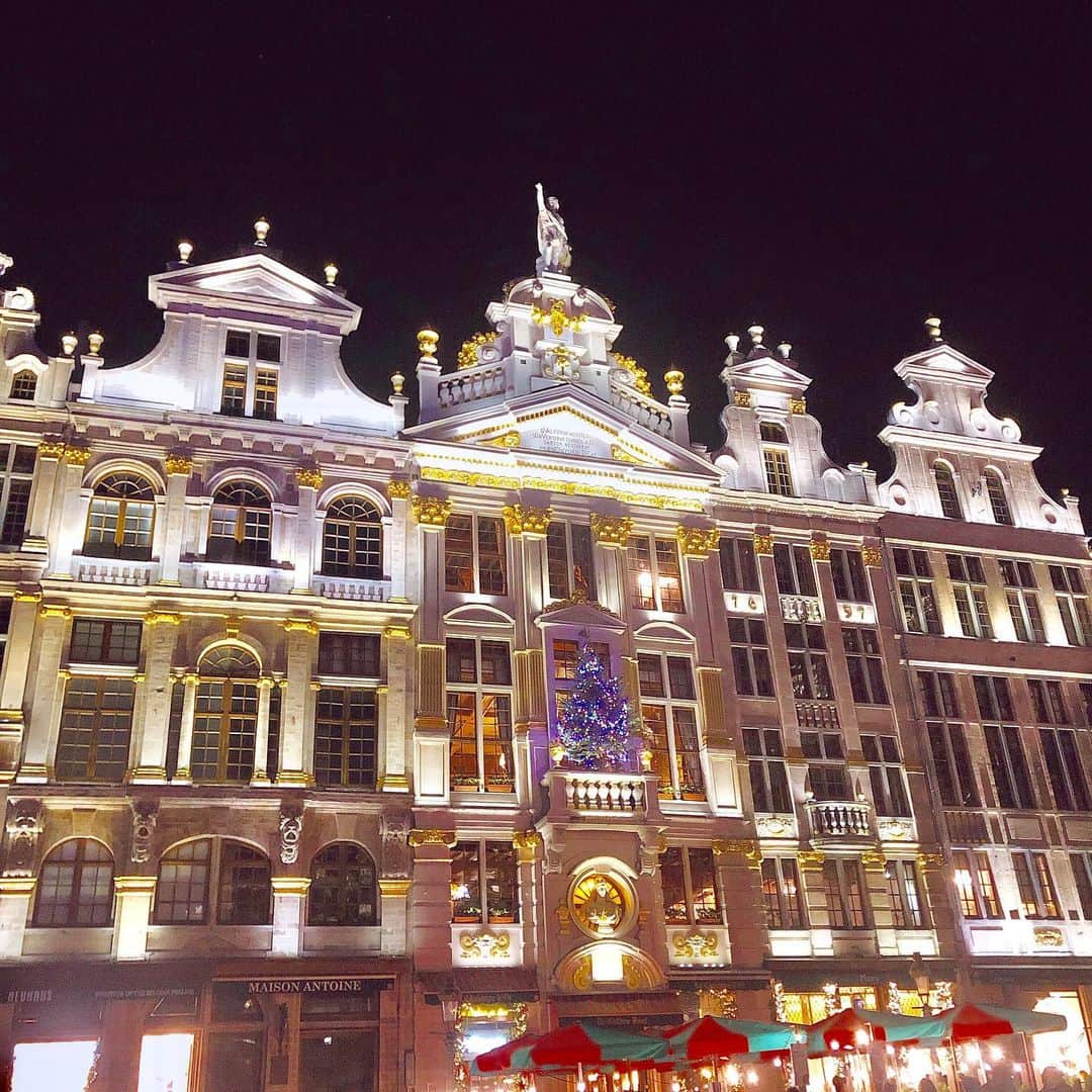 山田優依さんのインスタグラム写真 - (山田優依Instagram)「Grand-Place🇧🇪 . “世界で最も美しい広場”ともいわれる 世界遺産のグランプラス . クリスマスマーケットのライトアップも素敵だけど 個人的には朝方の光が建物のゴールドを キラキラに照らした広場が幻想的で感激だった✨ . #Belgium #Brussels #GrandPlace #foodtraveller #RueCharlesBuls #GalerieStHubert」12月24日 7時59分 - yui_gourmetwalker