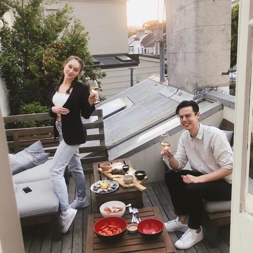 アリシア・デブナム・キャリーさんのインスタグラム写真 - (アリシア・デブナム・キャリーInstagram)「Let the festivities begin. May the cheese platters be plentiful and white sneakers be squeaky. 🌲🕊✨」12月24日 8時00分 - alyciajasmin