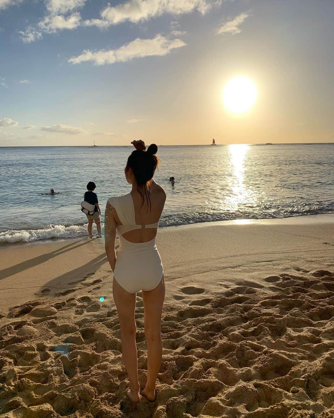 金子栞のインスタグラム：「#Sunset 🌴  あぁ素敵だったなぁ。 帰国です。  #時差更新#ハワイ#ワイキキ」