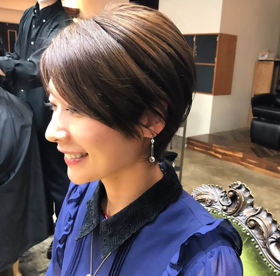 西谷綾子のインスタグラム：「✴︎ ショートボブからショートに💇 カラーはシックラベージュ💞 @regilo_omotesando  @takada_koh さんにいつもお任せっ🤗 輪郭や頭の形に合わせて 私に合ったショートスタイルに🌟 ・ スッキリ☺️ ・ 付けているピアスは手作り💎 毎年ホノルル🌴🌺でお会いする直子さんが 私のためにー‥😭💞🎁嬉しいー❣️ #大切にします ♡」