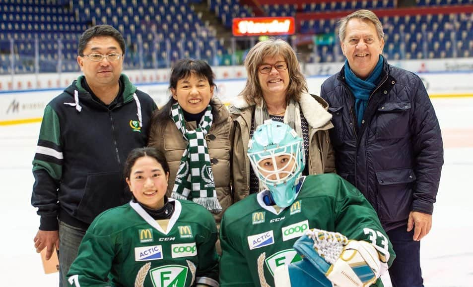 藤本那菜さんのインスタグラム写真 - (藤本那菜Instagram)「📷credit : Patric Gill #20191222 #sweden #familypic @farjestadbkdam @lofbergs_arena」12月24日 7時57分 - nanafujimoto33