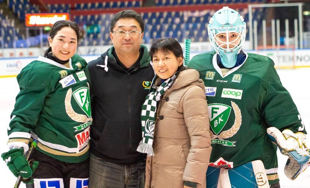 藤本那菜のインスタグラム：「📷credit : Patric Gill #20191222 #sweden #familypic @farjestadbkdam @lofbergs_arena」