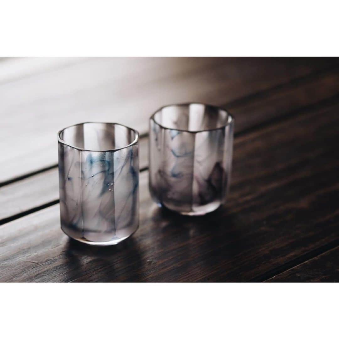 陶屋なづなさんのインスタグラム写真 - (陶屋なづなInstagram)「#大迫友紀　さんの作品を プロフィールよりり🔗 オンラインショップに載せました。 ご興味ございましたらご覧下さいませ。 どうぞよろしくお願いします。  #ガラス#硝子　 #ガラスの器  #glass#クリスマス#christmas #うつわのある暮らし #ロックグラス」12月24日 7時58分 - hirohiro0220