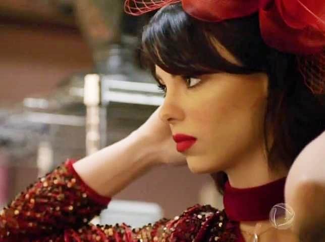 ステファニー・ブリットのインスタグラム：「Daqui q pouco tem #Doutorzinha em @amorsemigualoficial 💋」