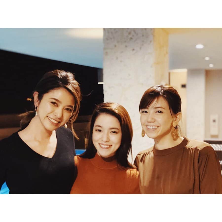 金城優華のインスタグラム：「﻿レポーターをさせていただいている﻿ ウィン♪ウィン﻿ メインMCのお二方と♥﻿ ﻿ ﻿ ﻿ #見てよ私のデレデレ顔  #ほろ酔い金城﻿ ﻿ ﻿ #OTV﻿ #ウィン♪ウィン﻿ #みんな観てね〜﻿ ﻿ #okinawa﻿ #model﻿ #タレント﻿ #MC #嘉数ゆり﻿ #沙姫﻿  #金城優華」