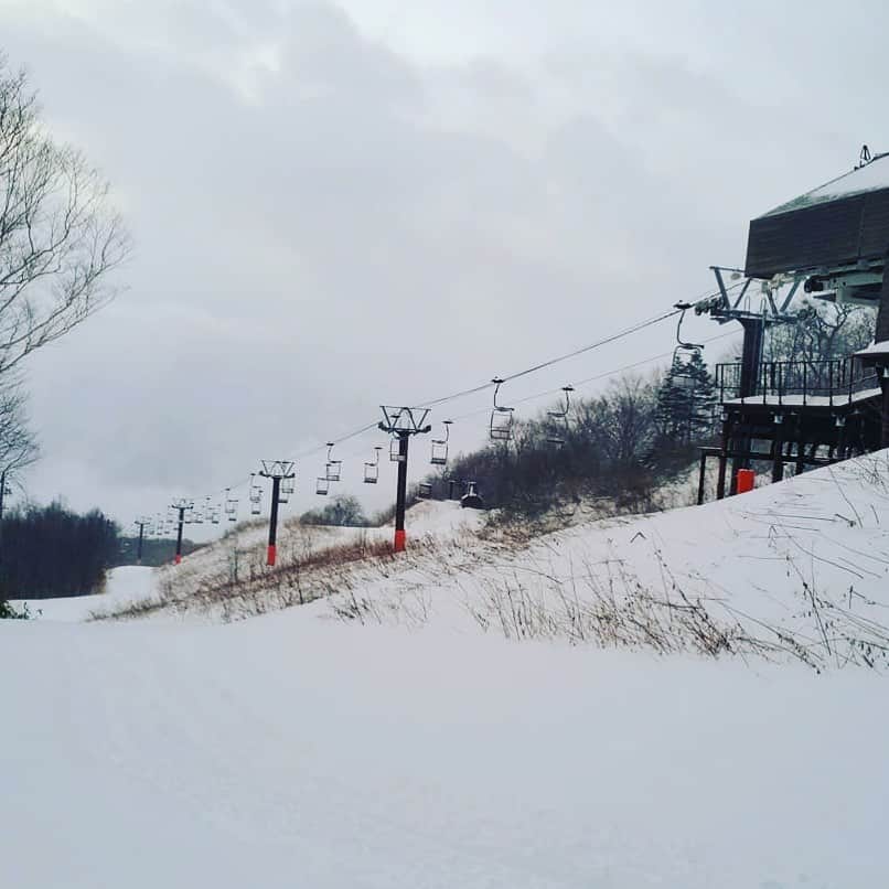 栂池高原スキー場さんのインスタグラム写真 - (栂池高原スキー場Instagram)「おはようございます！ＴＧＫ早朝レポートです！  天候小雪、気温 ー１℃、風速 5m、積雪 ４１cmです！ 滑走可能コースは、ハンの木ゲレンデ上部です！ #栂池高原スキー場 #tsugaikekogen #tsugaike #snowwow」12月24日 8時05分 - tsugaike_kogen