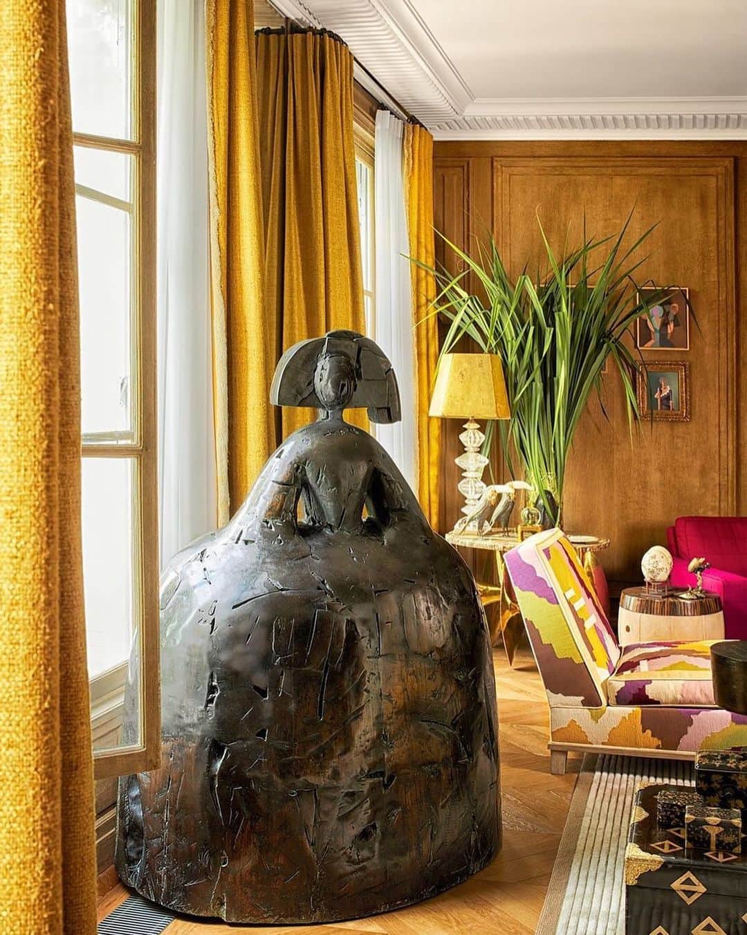 ELLE DECORさんのインスタグラム写真 - (ELLE DECORInstagram)「With the help of colleague Jean Huguen, designer Linda Pinto, who manages her late brother's @albertopintoagency, crafted a Parisian retreat that embodies her unique style: opulent yet restful, historic yet modern, and very personal. Her living room features a custom slipper chair, curtains of  of a Veraseta silk, and a bronze sculpture of a 17th-­century lady-in-waiting by contemporary Spanish sculptor @manolovaldes. The piece is inspired by Diego Velázquez’s masterpiece Las Meninas. "Alberto bought it a long, long time ago," Pinto says. "I caress it all the time." Click the link in bio for a full tour of this home, as featured in our January/February 2020 issue. Photography by Pascal Chevallier; Produced by @cynthiaefrank」12月24日 8時06分 - elledecor