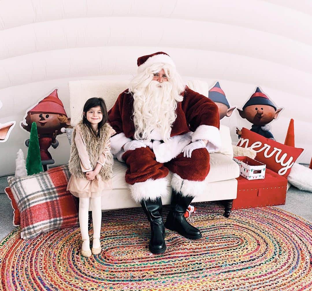 オデット・アナブルのインスタグラム：「As close as she’d get. 🎅🏽 🎄」