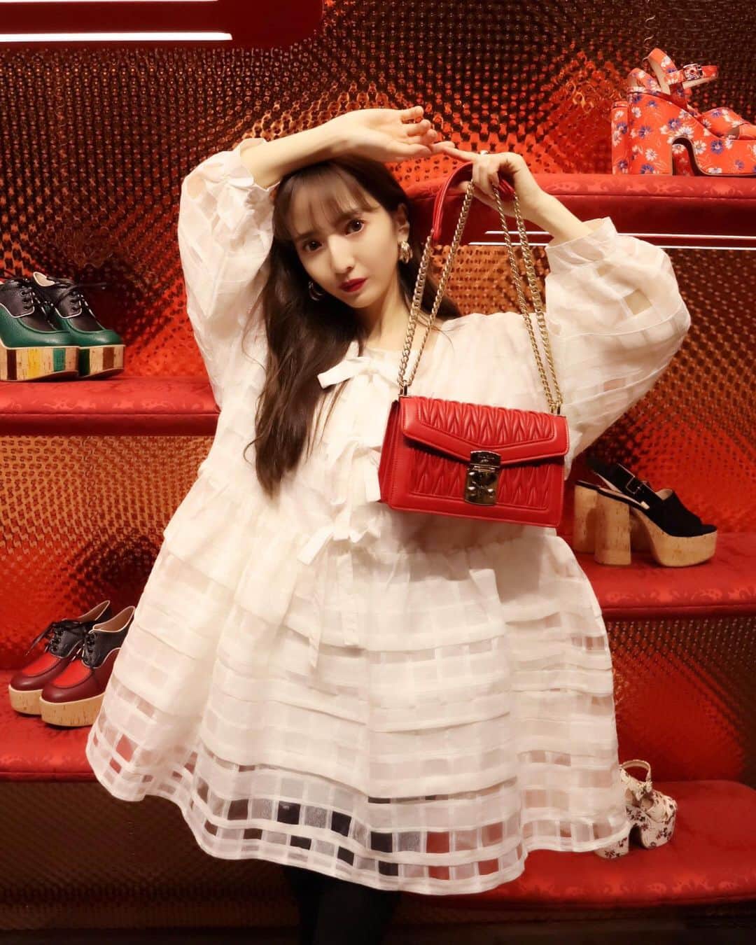 平木愛美のインスタグラム：「メリークリスマスイブ🎄❤️🎅 昨夜、この冬のオイル美容をYouTube動画アップしました⚪️ . 自分磨きも、お肌やベースからしっかり整えてくことは大事だなぁと、、、まずはスキンケア篇。 今一番しっくりきているケアなので、わたしにとってこれが２０１９ベスコス…👼 素顔さらしてお恥ずかしいですが、是非に🧸💞 . ちなみに自分のケアつつ、＋αでサロンにも定期的に通っています♡ 先日訪れて今回は今年最後かなーと思いつつまだもう一回予約入れてしまった #エスビューティークリニック 🧡 たっぷり保湿してもらい、乾燥が気になる時やもしニキビが出来ちゃった時にはビタミンcもプラスしてもらったりします！  さて、本日もお撮影いってきます！ きのうも朝から1日、スタッフさんがたとともにがんばりました〜✨✨ #スキンケア #美肌 #透明感 #なりたい #まだまだ磨かなきゃ #YouTube #beauty #instagood」
