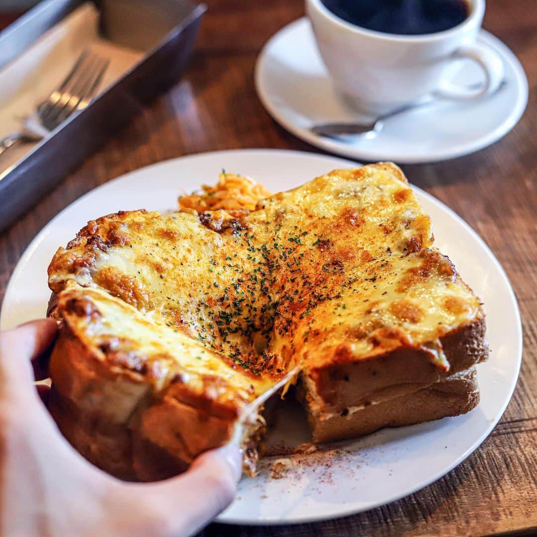 のインスタグラム：「. .  kawakami coffee roaster  自家製ミートソースと 自家製ベシャメルソースの 濃厚な旨味が 驚くほどに 肉厚なトーストから どわ〜っと溢れ出しちゃう、 季節限定メニュー “ラザニアトースト”。 .  冬ブレンド2020と☕︎ #kawakamicoffeeroaster #osaka#coffee」