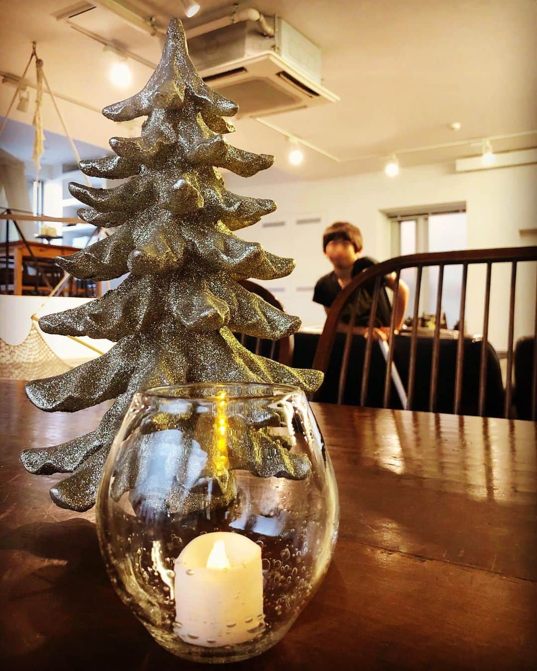 松井美緒さんのインスタグラム写真 - (松井美緒Instagram)「. . . ツリーは飾らず お片づけ簡単にテーブルに置いただけ。 お洒落に見えるけど ただの手抜き😝 . . グラスの中のキャンドルは 電池式を入れただけ。 . . . . . #1224 #クリスマスイブ」12月24日 8時15分 - mio.matsui