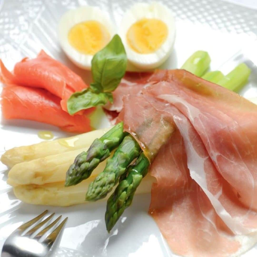 UchiCookのインスタグラム：「Asparagus with Boiled Eggs with Prosciutto  Think of this as the perfect boiled egg, but stepped up a gear. As well as enriching your body with a tasty, nutritious combo of egg and wholemeal toast, the super-charged asparagus soldiers are a genius way to up your veg intake. Happy days!  Instructions: 1. Cut off the tough parts of the stalks, trim any white ends or peel with a vegetable peeler. 2. Heat the grill for 3 minutes over medium heat. 3. Pour 100 ml / 3oz of water into the ridge surrounding the grill. 4. Place the asparagus and eggs in the Steam Grill, and keep the lid on while cooking. 5. After 6 minutes remove the eggs. 6. Cook the asparagus for 6 minutes for al dente (i.e. firm but cooked) or leave for longer if you prefer.  Get your Steam + Grill and create delicious meals 😋 www.uchicook.com - - - - #uchicook #steamgrill #indoorgrilling #fasthealthyfood #kitchentools #kitchenware #cookware #homechef #homecooking #portablegrill」