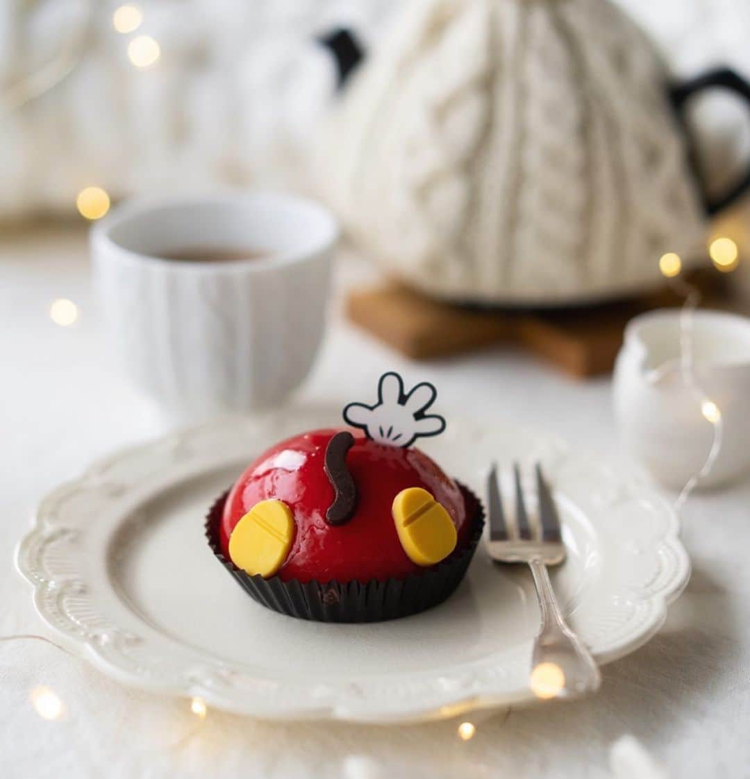 miku_colorsさんのインスタグラム写真 - (miku_colorsInstagram)「* 2019.12.24 . プーさんとミッキーのムースケーキ🍰 . ミッキーはいちご、プーさんはメープルと カスタードのソースとクッキーが入ってました😋💕 . . 素敵な Christmas Eveを🎄 . . .」12月24日 8時24分 - miku_colors