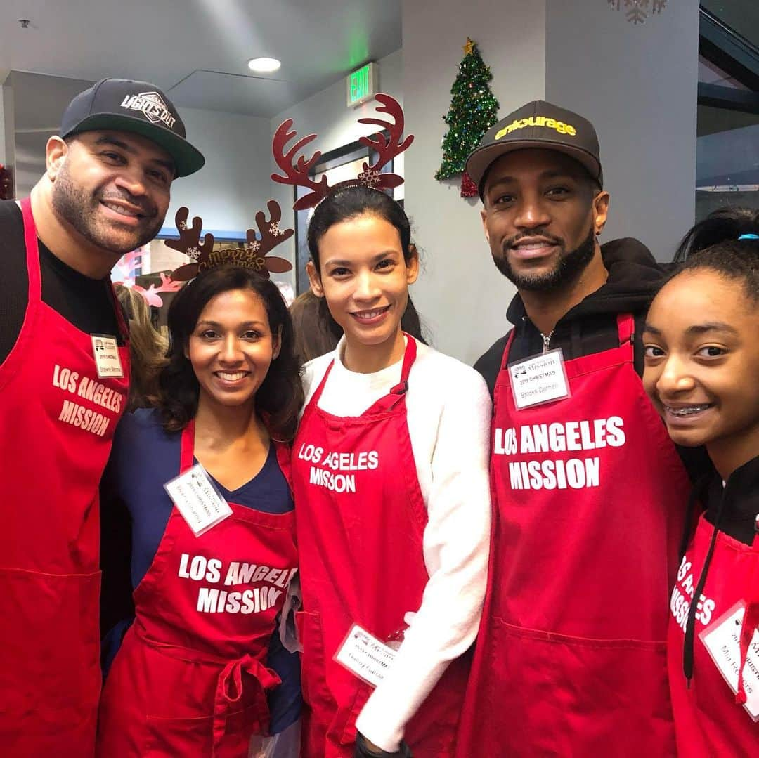 ダナイ・ガルシアさんのインスタグラム写真 - (ダナイ・ガルシアInstagram)「Today was a special day. Thank you @thelamission for your beautiful work throughout the year. Stopping homelessness most be a priority; specially in Los Ángeles. I love meeting my brothers & sisters in downtown LA! Thank you for your strength.  #stop #homelessness #everyonedeservesahome #love #light #holidays #community #contribution #amor #danaygarcia #queen #downtown #losangeles  #blessed #brothers #sisters Never forget the magic 👊🏻👑」12月24日 8時30分 - danaygarcia1