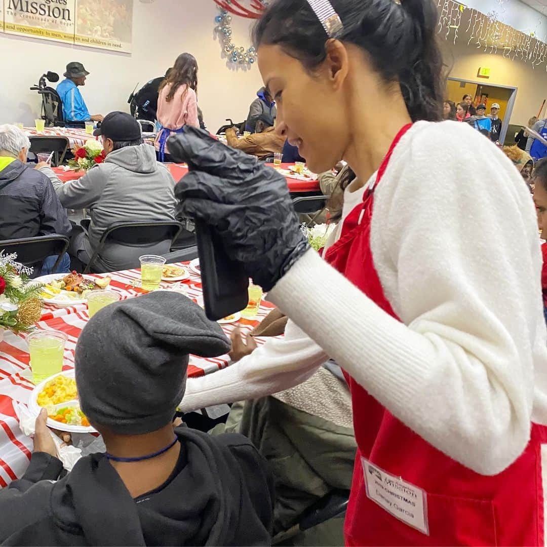 ダナイ・ガルシアさんのインスタグラム写真 - (ダナイ・ガルシアInstagram)「Today was a special day. Thank you @thelamission for your beautiful work throughout the year. Stopping homelessness most be a priority; specially in Los Ángeles. I love meeting my brothers & sisters in downtown LA! Thank you for your strength.  #stop #homelessness #everyonedeservesahome #love #light #holidays #community #contribution #amor #danaygarcia #queen #downtown #losangeles  #blessed #brothers #sisters Never forget the magic 👊🏻👑」12月24日 8時30分 - danaygarcia1