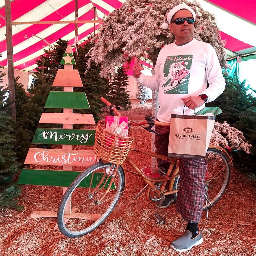 マリブシャツのインスタグラム：「"The Best Trees for your Holiday" #bennettsbestchristmastrees  Surfing Santa T-Shirt @malibushirts 🤙🏽」