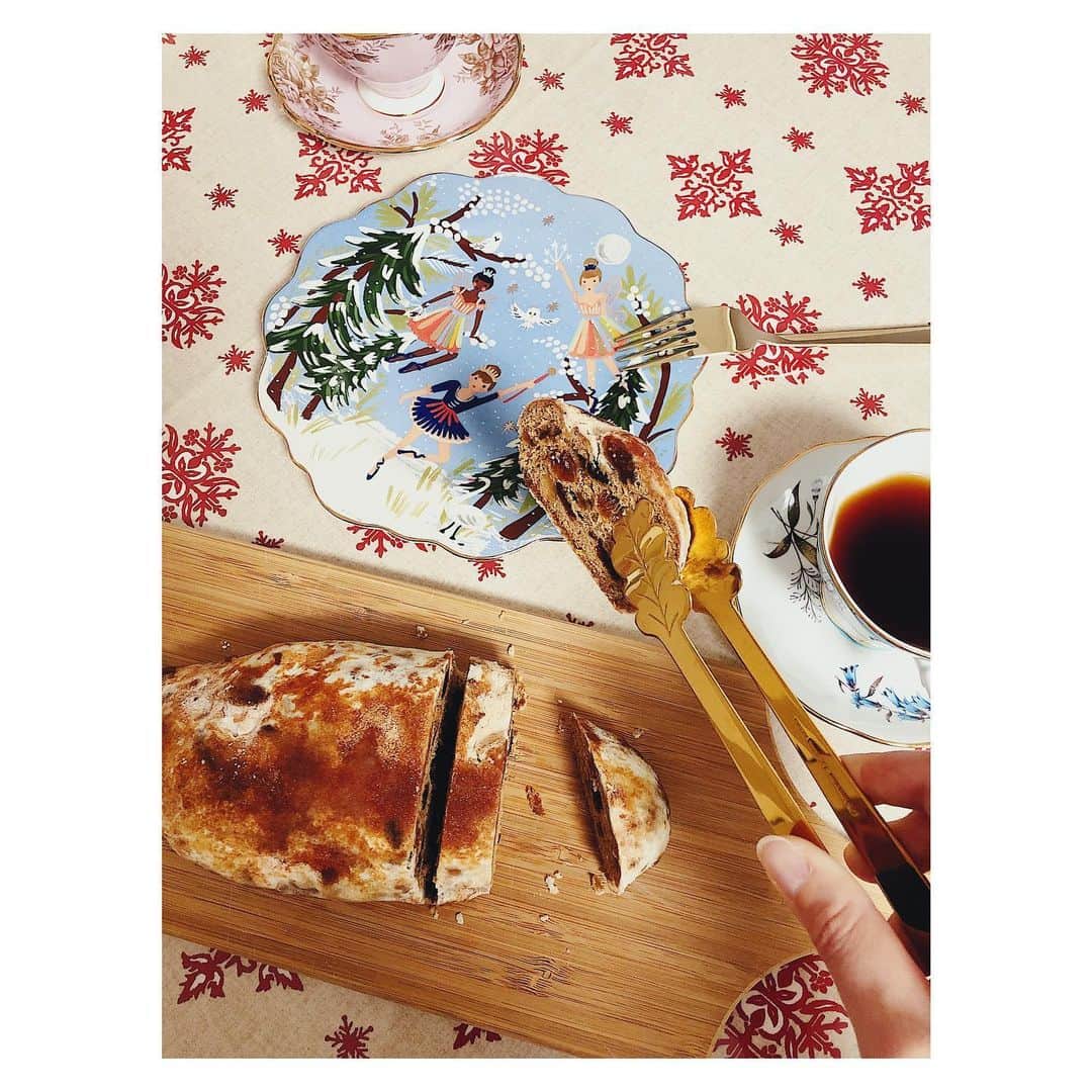 山口愛実のインスタグラム：「Merry Christmas！& Happy Holiday！  一年で1番大事な日のはじまり  #タキビベーカリー  #スパイスティーシュトーレン」