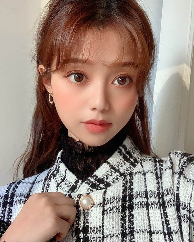 Chuuのインスタグラム：「트위드 셋트✨ 연말룩,데이트룩으로 입었을때 예뻐요!#chuuseoul」