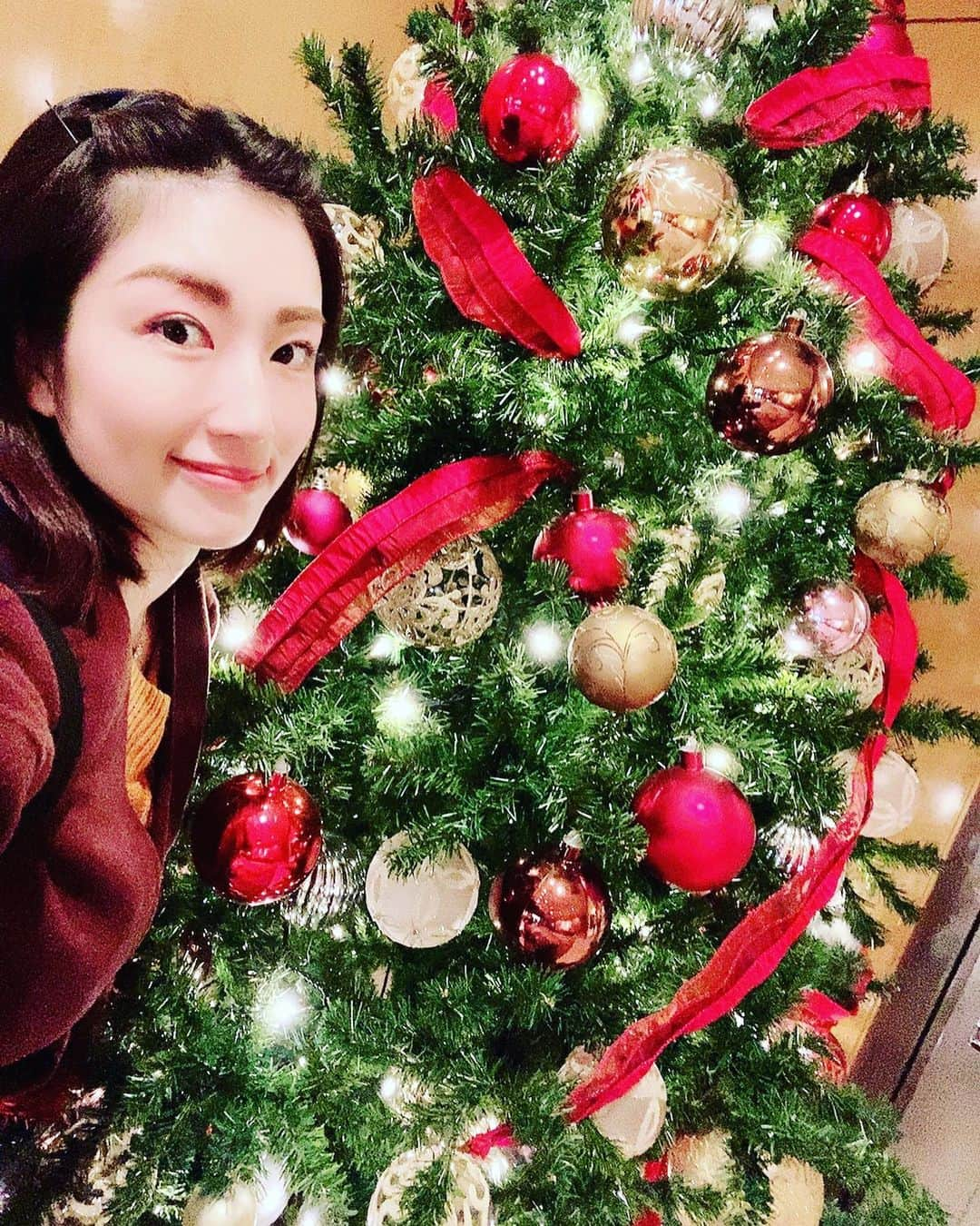 庄司ゆうこさんのインスタグラム写真 - (庄司ゆうこInstagram)「メリークリスマス🎄🎁 ももちゃん初めてのクリスマス🤗 ここはリッツ・カールトンのクリスマスツリー🌲✨🎅凄く高いツリーで綺麗だったなぁ🤗 4枚目は小阪由佳ちゃんと❣️ クリスマス会に一歳の子供から食べられるサプリをみんなに持ってきてくれました🤗 一歳なんてまだまだと思ってたけど、あと4ヶ月とかあっという間だろうなぁー‼️ #リッツカールトン東京#クリスマスツリー#初クリスマス#生後8ヶ月#ももちゃんです🤗#女の子ママ#ママリ#メリークリスマス」12月24日 8時44分 - yuko.shoji