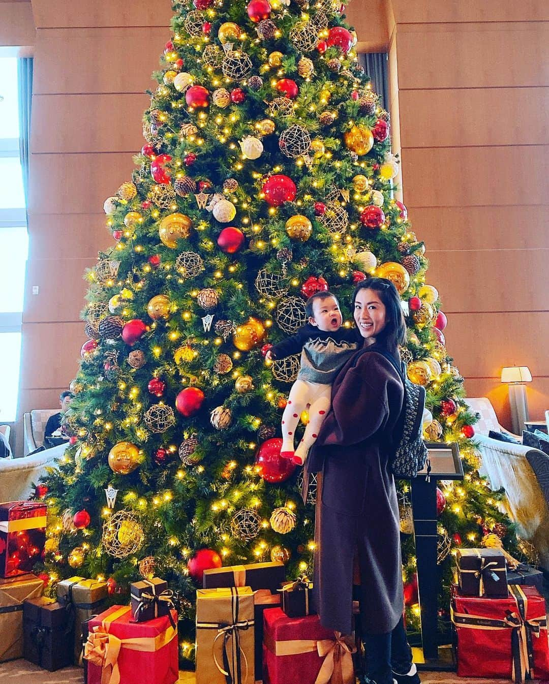 庄司ゆうこさんのインスタグラム写真 - (庄司ゆうこInstagram)「メリークリスマス🎄🎁 ももちゃん初めてのクリスマス🤗 ここはリッツ・カールトンのクリスマスツリー🌲✨🎅凄く高いツリーで綺麗だったなぁ🤗 4枚目は小阪由佳ちゃんと❣️ クリスマス会に一歳の子供から食べられるサプリをみんなに持ってきてくれました🤗 一歳なんてまだまだと思ってたけど、あと4ヶ月とかあっという間だろうなぁー‼️ #リッツカールトン東京#クリスマスツリー#初クリスマス#生後8ヶ月#ももちゃんです🤗#女の子ママ#ママリ#メリークリスマス」12月24日 8時44分 - yuko.shoji