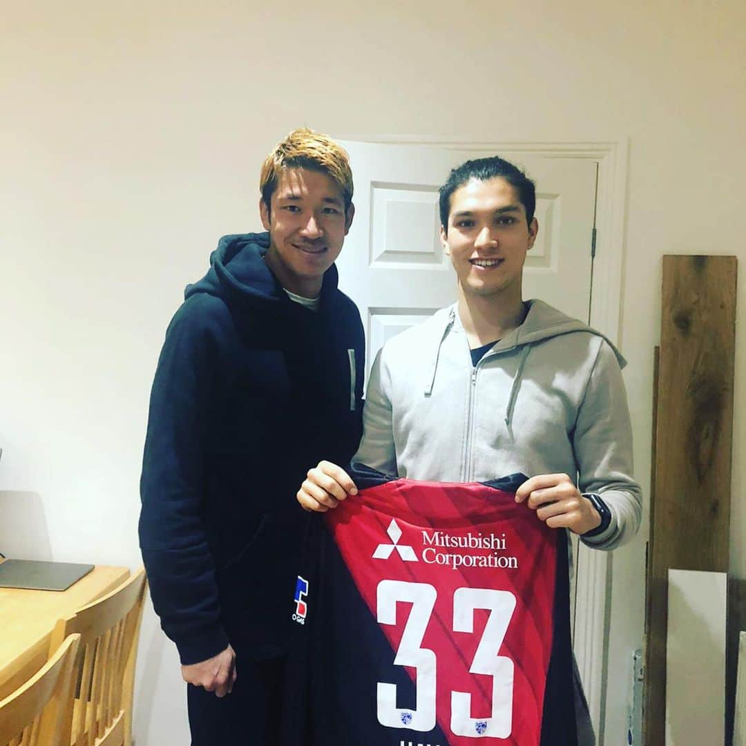 林彰洋のインスタグラム：「帰国🤝  本当に多くの方に会いました👌 やっぱサッカーって楽しい❗️ 充電させてもらいました。  まず奥さんに感謝🙇🏻‍♂️🙇🏻 1日目にロンドン行った際に久しぶりに会ったDan 久しぶりで弾丸だったけど、また会おうsee you soon bro 会ったのはFC東京に練習参加した以来かな  2枚目はイタリアのフィレンツェで靴屋経営してるTommy５年前に行った時に仲良くなりそのまま連絡取り合ってました🤝  その次Tommyに紹介してもらった革のお店経営してるマッシモ。 と名前なんやったか…笑  マッシモの名前が印象的過ぎて…笑笑  その後のバルセロナで真司、裕介くん、キーやん❗️みんな本当にサッカー大好きさがスゴイよ❤️ そして言うまでもない”高橋陽一先生” 漫画”キャプテン翼”でクラシコの偉大さを知り、バルセロナＢにスタジアムがあるという事を教えてくれた最初のスペイン🇪🇸交流  マジョルカ訪問でのタケちゃんマン。 もうしっかりマジョルカのアイドルになってた。笑 本当にサッカーでファンを魅了してる姿はなんか改めて18歳という歳を忘れさせます。 高校3年生ですよ？笑😏  そして最近マドリードに引っ越した高校のサッカー部の同期の川根❗️ サッカーはやめてしまったけど、熱い熱いサッカー熱があっていつもサッカーを追いかけてる事、そしてサッカーとは違う分野で貪欲にステップアップを狙ってる姿刺激を受けました^ ^  最後に行ったマドリードでの出会いたこ焼き屋を経営していたのが何と流経大柏の後輩の子でした。  世界に出てもサッカーの繋がりで世間を狭くすることが出来てることもサッカーに感謝しなければならない部分だと感じました。  写真じゃ写しきれないほど多くの人にお世話になりました。 Tommyが家族を紹介してくれた事だったり、色んな出会い、そしてバルセロナでの去年から恒例の集まり楽しかったです。笑  オフとしては最高の休憩をさせていただきました。  それでは子供と遊んできます。 そしてカラダを徐々に作っていきたいと思います。💪 それでは皆さん  Happy Christmas Eve 🤶🎅🎄🎅🤶」