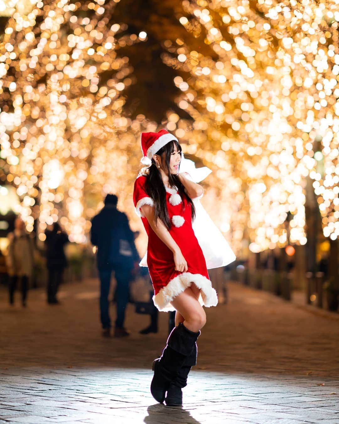 高橋さくらさんのインスタグラム写真 - (高橋さくらInstagram)「* * 良い子には特別なおくりもの。 * * ツインテールにサンタさん。 年齢考えた方がいいので、来年はやりません←  今年、わたしにはサンタさんが来ませんでした(´っд･｡) いや、今日来るか！？笑  #サンタ  #クリスマス #イルミネーション #東京 #丸の内 #プレゼント #ポートレート #カメラマン #モデル #作品撮り #赤 #キラキラ #splus_cameraclub  #かずさん写真部」12月24日 8時54分 - sakulav214