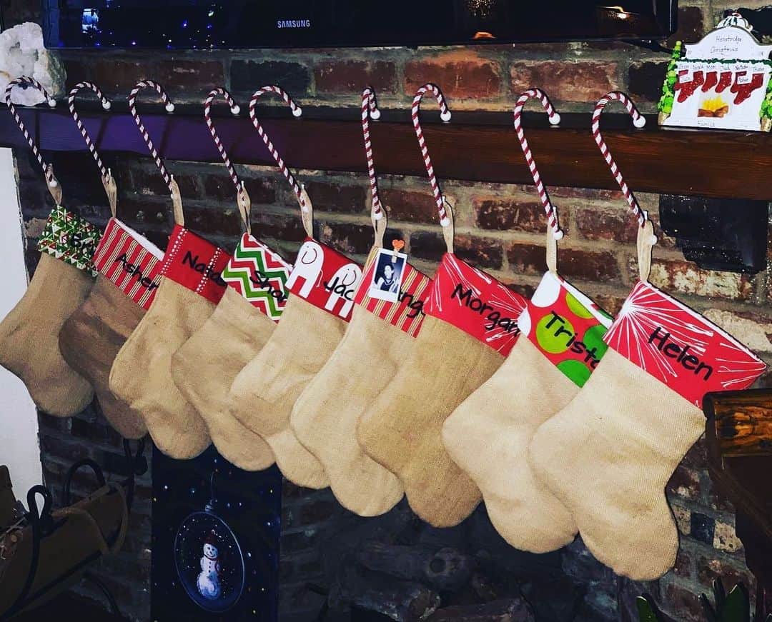 ナターシャ・ヘンストリッジのインスタグラム：「#Holidays Family Style 🎅🏼🤶🏻🌲💫 the stockings were hung by the Chimney with care.......」