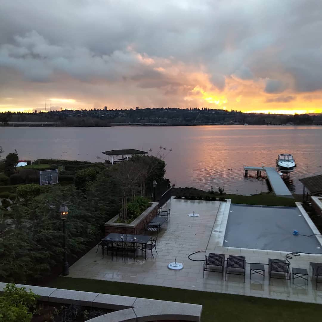 ダフ・マッケイガンさんのインスタグラム写真 - (ダフ・マッケイガンInstagram)「Off in the distance...it's Marshawn Lynch landing at Sea-Tac. @seahawks」12月24日 9時09分 - duffmckagan