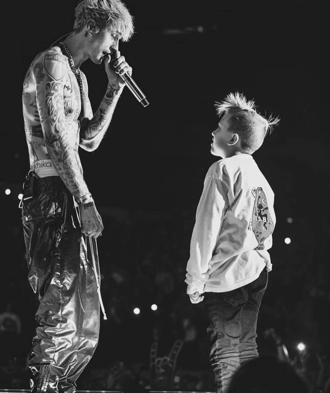 Young Gunnerさんのインスタグラム写真 - (Young GunnerInstagram)「the 3rd annual XXmas concert >>>> 🎄😈🙏🏽📍 CLEVELAND, OH10」12月24日 9時03分 - machinegunkelly