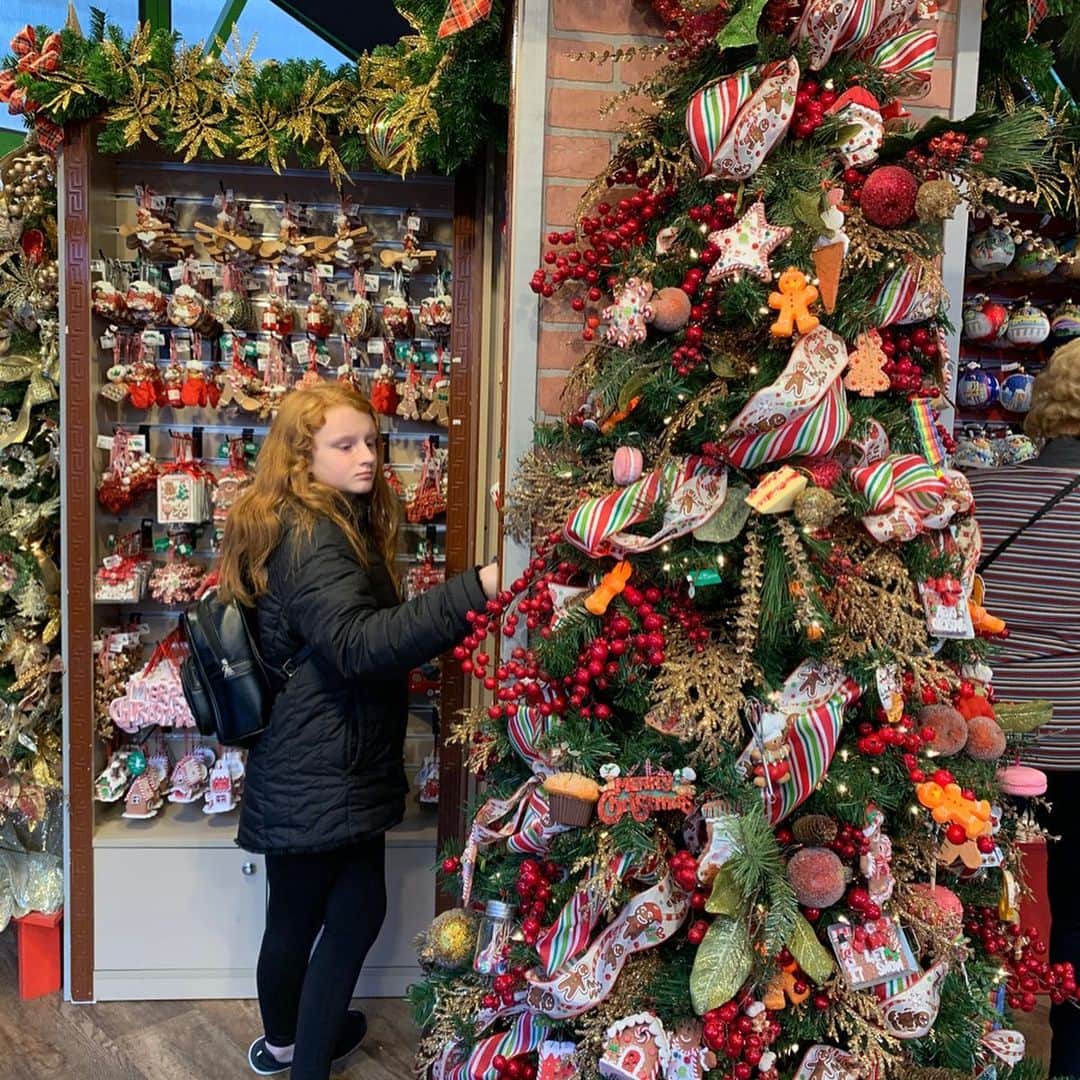 早川茉希さんのインスタグラム写真 - (早川茉希Instagram)「Winter Village in Bryant park🎄  大好きな#ブライアントパーク の #ウィンタービレッジ ❄️ ・ ここのクリスマスマーケットの雰囲気が大好きなので ちょくちょく訪れています🥰  週末は、シカゴから遊びに来てくれたあいちゃんと マシュマロ入りホットチョコレートを💖  寒い日のホットチョコレートって なんて美味しいんだろう、、 ・ 先日、さきちゃんと訪れた日は お揃いの置き物をゲットしました☺️🎄 ツリーの形だけど、開けると…🗽🚕🎅🌃💕 ・ #bryantpark #nyc #ny #wintervillagebryantpark #christmastree #ニューヨーク #クリスマスマーケット #ニューヨーク生活 #クリスマスが終わってしまう #アメリカ暮らし」12月24日 9時05分 - maki_hayakawa