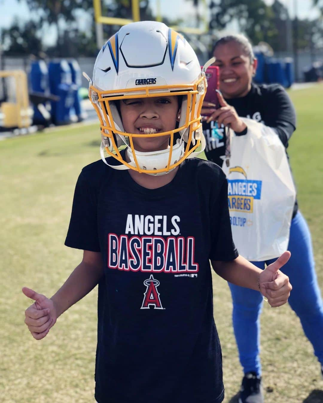 ヴィック・フエンテスさんのインスタグラム写真 - (ヴィック・フエンテスInstagram)「You guys ready to meet my new hero?! This is Christian (12 y/o) He is battling Cystic Fibrosis and has spent over 6 months in the hospital this year due to his illness. For his #DREAMDAY he got to meet the @chargers and tour their practice facility! To top it off, @jjprime21 made him some custom @ltdfoundation cleats! Thanks to everyone involved for making Christian’s day so special. If you’d like to help more kids like Christian, please click the link in my bio to donate! 💙⚡️🙏」12月24日 9時08分 - piercethevic