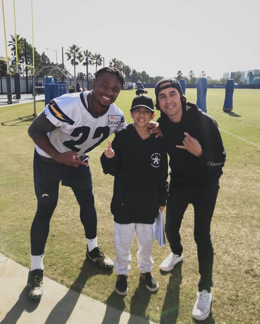 ヴィック・フエンテスのインスタグラム：「You guys ready to meet my new hero?! This is Christian (12 y/o) He is battling Cystic Fibrosis and has spent over 6 months in the hospital this year due to his illness. For his #DREAMDAY he got to meet the @chargers and tour their practice facility! To top it off, @jjprime21 made him some custom @ltdfoundation cleats! Thanks to everyone involved for making Christian’s day so special. If you’d like to help more kids like Christian, please click the link in my bio to donate! 💙⚡️🙏」