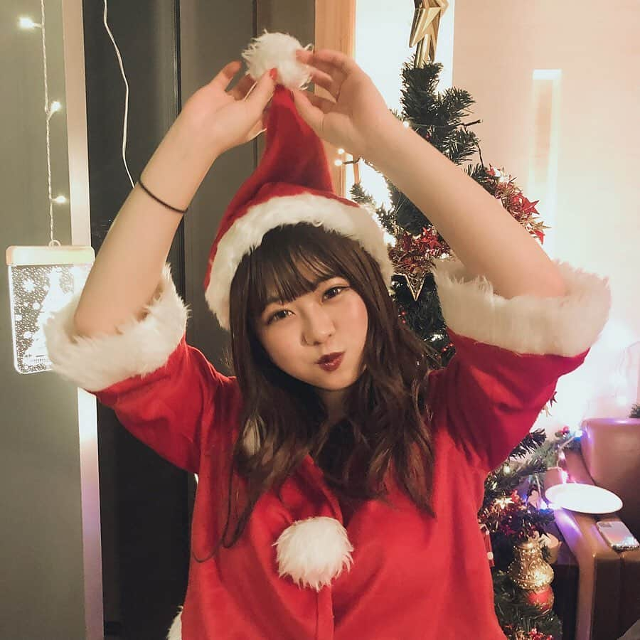 にたまごさんのインスタグラム写真 - (にたまごInstagram)「はやめにメリークリスマス🎅🏻♥️﻿ ﻿ ﻿ がんばって働く人も﻿ 友達と楽しむ人も﻿ 片想いの気持ちを伝える人も﻿ 愛する人と過ごす人も﻿ ﻿ みんなが幸せになれますように！🥰♥️﻿ 私の笑顔をプレゼントします🎁笑﻿ ﻿ ﻿ ┈┈┈┈┈┈┈┈┈┈┈┈┈┈┈┈┈┈┈┈﻿ #クリスマス #クリスマスパーティー #メリークリスマス#メリクリ#クリぼっち#私が助ける」12月24日 20時04分 - __nitamago__