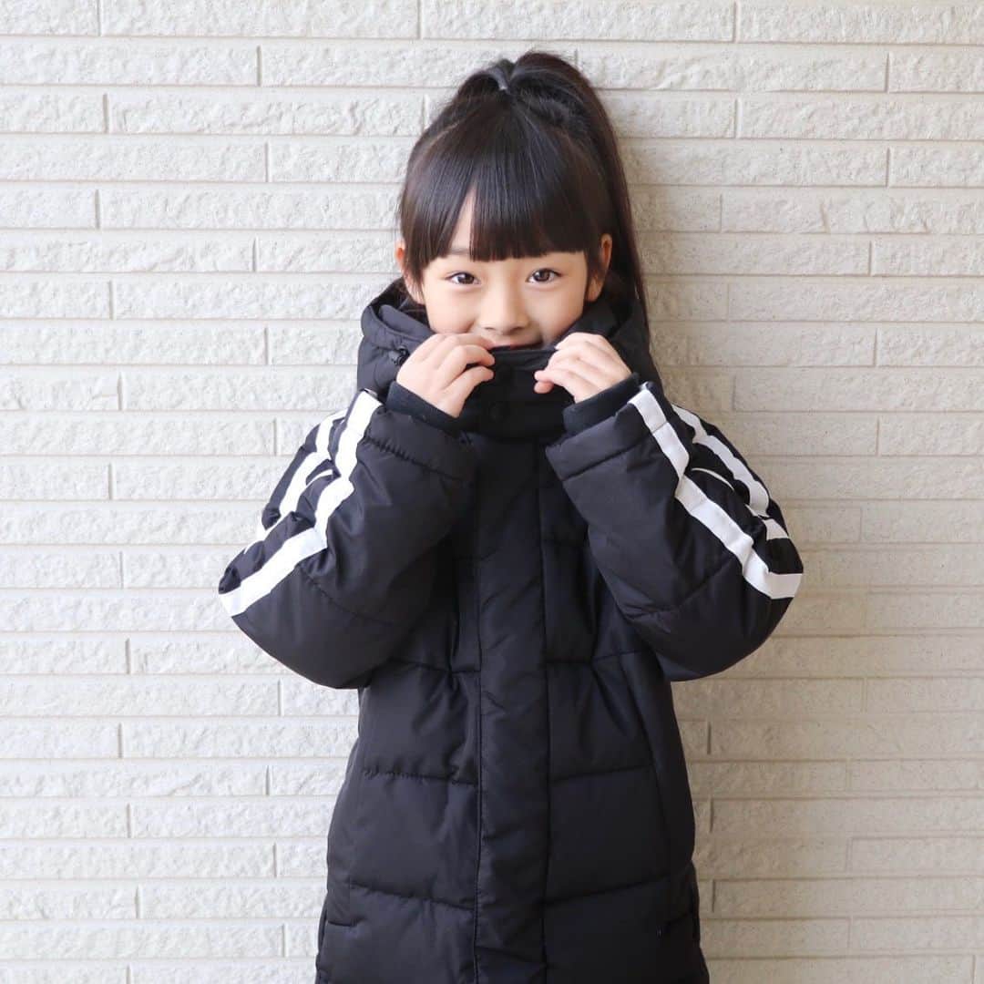 Akiのインスタグラム：「12/24 ・ サッカー部のマネージャー希望👧🏻⚽️ ・ ・ 東北の冬を乗り越えるべく ガチアウター導入！！ @urbancherry_ ・ 首元まで(なんなら口元まで)隠れる仕様だから ほんっっとあったかい🥰 ・ ・ これは間違いなく 今年の冬服で1番オススメ☺️👌 ・ ・ さて 今日はクリスマスイブ🎅🎄 ・ 我が家のサンタは 25日の朝にご降臨です🎁 ・ ・ 皆様 素敵なクリスマスを🎅❤️ ・ ・ ・ ・ #7歳#インスタキッズ#キッズコーデ#キッズファッション#仙台ママ#JSガール#韓国子供服#JS1#smarby#ig_kids#ig_kidsphoto#kids_japan#kidsfashion#kjp_ootd#mamagirl#comona#ig_kidsfashion#instagram_kids」