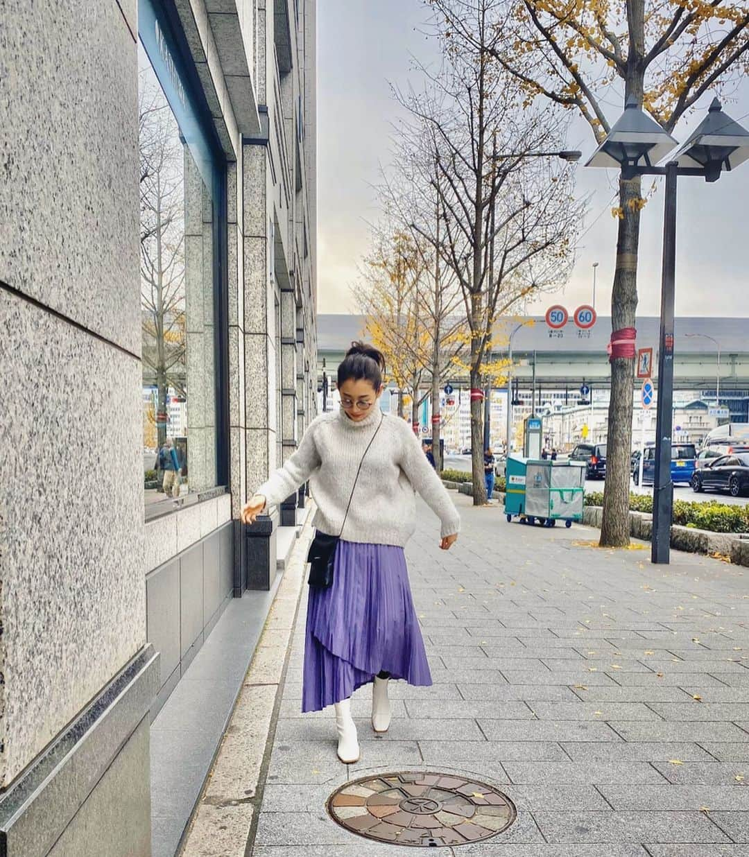 鬼辻麻衣さんのインスタグラム写真 - (鬼辻麻衣Instagram)「この前の服！ ・ @selectshop_lamer で見つけたプリーツスカートがかわいい💜 アシンメトリーになってるから、バランスも取りやすくて🙆‍♀️💯 パープルの色味も好き。 ニットは大昔に買ってた @zara ♡ バックは　@seadsmara ♡」12月24日 19時59分 - kitsumai