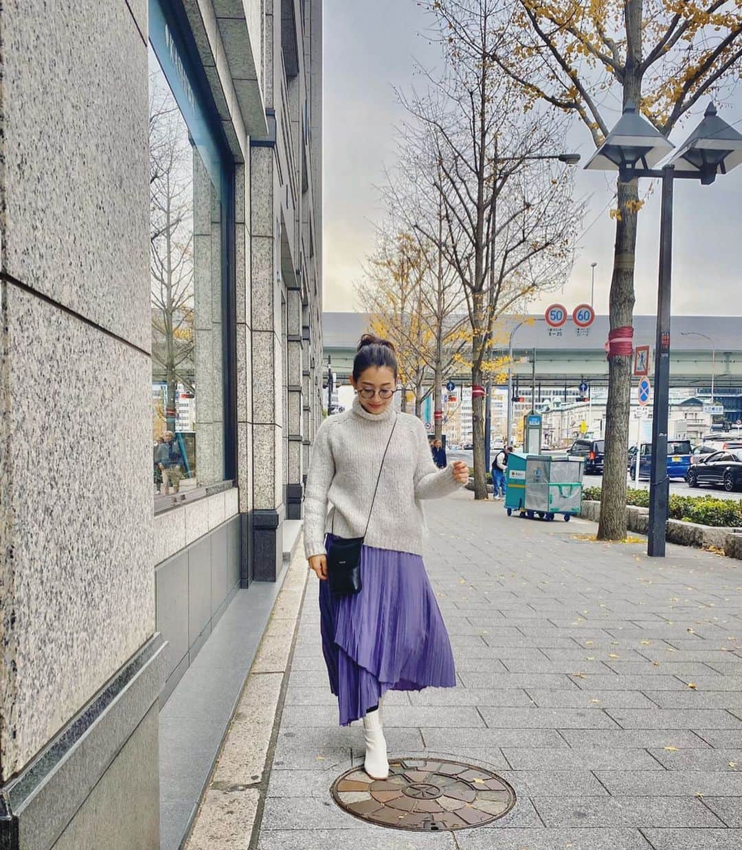 鬼辻麻衣さんのインスタグラム写真 - (鬼辻麻衣Instagram)「この前の服！ ・ @selectshop_lamer で見つけたプリーツスカートがかわいい💜 アシンメトリーになってるから、バランスも取りやすくて🙆‍♀️💯 パープルの色味も好き。 ニットは大昔に買ってた @zara ♡ バックは　@seadsmara ♡」12月24日 19時59分 - kitsumai