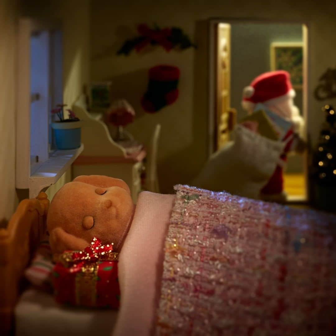 シルバニアファミリー【公式】 さんのインスタグラム写真 - (シルバニアファミリー【公式】 Instagram)「クリスマスの夜。トイプードルちゃんはサンタさんが来るのを待っていました。 「今年こそは会ってお礼が言いたいわ！」 でも、あったかいお布団にくるまっていると、だんだん睡魔が襲ってきます。 「今年こそ、今年こそ・・・」 やっぱり眠くなっちゃったみたいですね。  #シルバニアファミリー #シルバニア #sylvanianfamilies #calicocritters #sylvanian  #ドールハウス #dollhouse #ミニチュア #miniature  #クリスマス #Christmas #サンタクロース」12月24日 20時00分 - sylvanianfamilies_jp