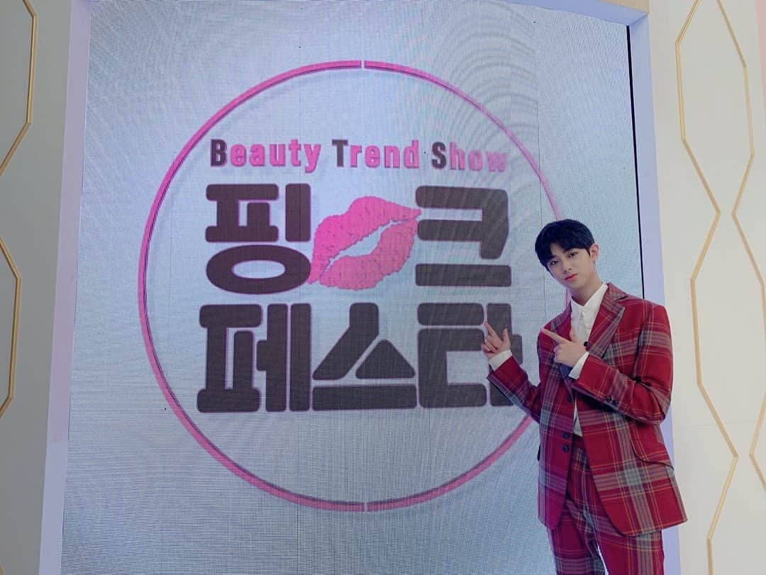 Jellyfish Entertainmentさんのインスタグラム写真 - (Jellyfish EntertainmentInstagram)「[#김민규 _ NOTICE] <핑크페스타>에서 난생처음 메이크업 대결에 도전하는 민규🎀  과연 민규는 화장품 모델의 자존심을 지킬 수 있을까요?! 잠시 후 10시에 만나요💘  #민규 #KIMMINKYU #MBCMusic #핑크페스타 #JELLYFISH #젤리피쉬」12月24日 20時00分 - jellyfish_stagram