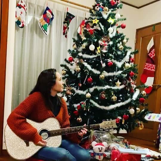 ジャスミンのインスタグラム：「Santa babyカバーしてみました🎅  明日のクリスマス楽しみです〜🎄🎁 リアルSanta babyはいないけど... #happyholidays #merrychristmas  #santababy #cover #guitar」