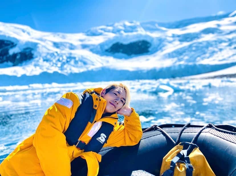 ジョーブログさんのインスタグラム写真 - (ジョーブログInstagram)「南極の夏は肌出せるくらいやから冬の北海道よりは暖かかった🤣 氷河の氷にぶつかっても沈まないらしいゴムボートでぐんぐん進んでいく。 たしかにむかし俺が無人島に漂流した時に使っていた2980円のドンキのゴムボートと大違いや笑 あんときはいつか俺が南極に行くことになるなんて想像も付かんかったな。 360度見る景色ぜんぶが奇跡や！  忘年会&南極帰国イベントやるで！ 12月28日東京、31日大阪にて詳細はこっから↓来てな^ ^ https://ontheroad102.thebase.in/items/25274880  #南極 #ジョーブログ  #レディゴー #地球で遊ぼう #YouTuber #ユーチューバー  #backpacker  #バックパッカー #旅人 #世界一周 #日本一周 #海外旅行 #travel #トラベル #旅スタグラム #旅好きな人と繋がりたい #travelgram #世界の絶景 #フォロー歓迎 #フォロー募集  #いいね返し #コメント返し #コメント大歓迎」12月24日 18時30分 - joeanddream