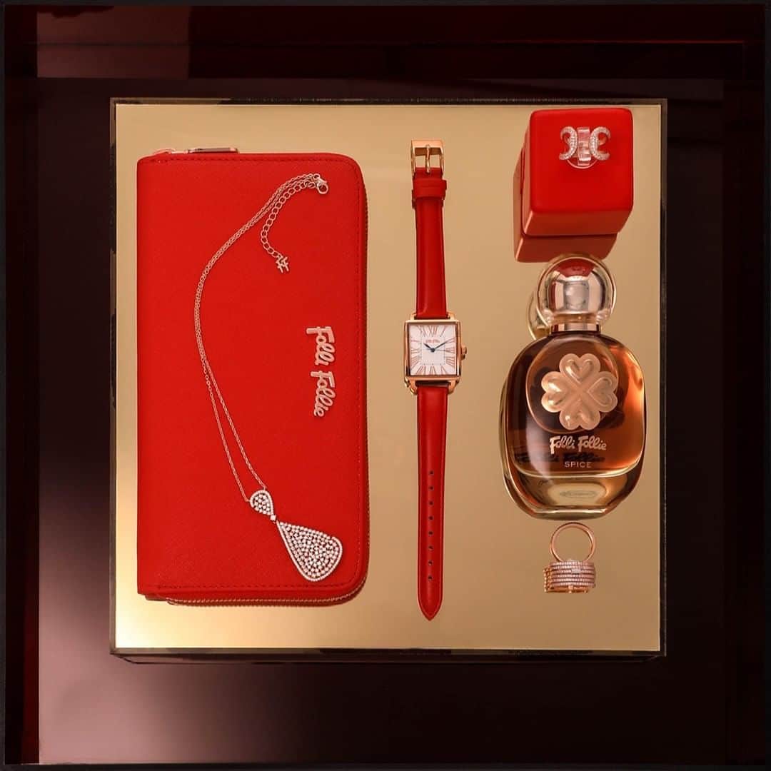 のインスタグラム：「GIVEAWAY 🌟🥰 Our gift to you is as festive as it gets! Win our signature red Folli Follie wallet, simply by following the steps below: ✨Follow @follifollie ✨Like this picture ✨Make a comment with your favorite sparkling wishes.  The winner will be announced on New Year's Day, 1/1/2020. Good luck and happy holidays!  #follifollie #xmas2019 #xmasgifts #shinebright #giveaway #contest #contests」