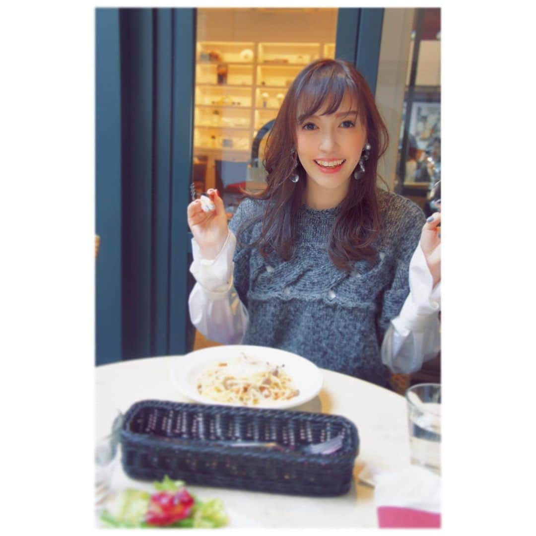 のインスタグラム：「*﻿ クリスマスランチは友人とテラス席で🌲✨﻿ .﻿ 我ながらリア充っぽいインスタにw﻿ .﻿ 普段は渋い飲み屋ばかりなので😊たまには🤩﻿ .﻿ 地球に優しい糸を使ったニットベストは、﻿ 後ろ姿がポイントです👀✨✨﻿ .﻿ 可愛くて地球に優しいものづくりをしたいと考えて一年✨﻿ .﻿ お伝え出来る時が来て嬉しいです…✨✨﻿ .﻿ カラーは8色^ ^また色々ご紹介させて下さい😊﻿ .﻿ 素敵なクリスマスをお過ごし下さい😊🎄✨ . @eccomipunto  #commingsoon .  #christmas #eccomipunto #クリスマスランチ #表参道 #テラス #気をぬくと寒い #パスタ大盛りと言えなかった #やっぱり足りない #夜いっぱい食べる」