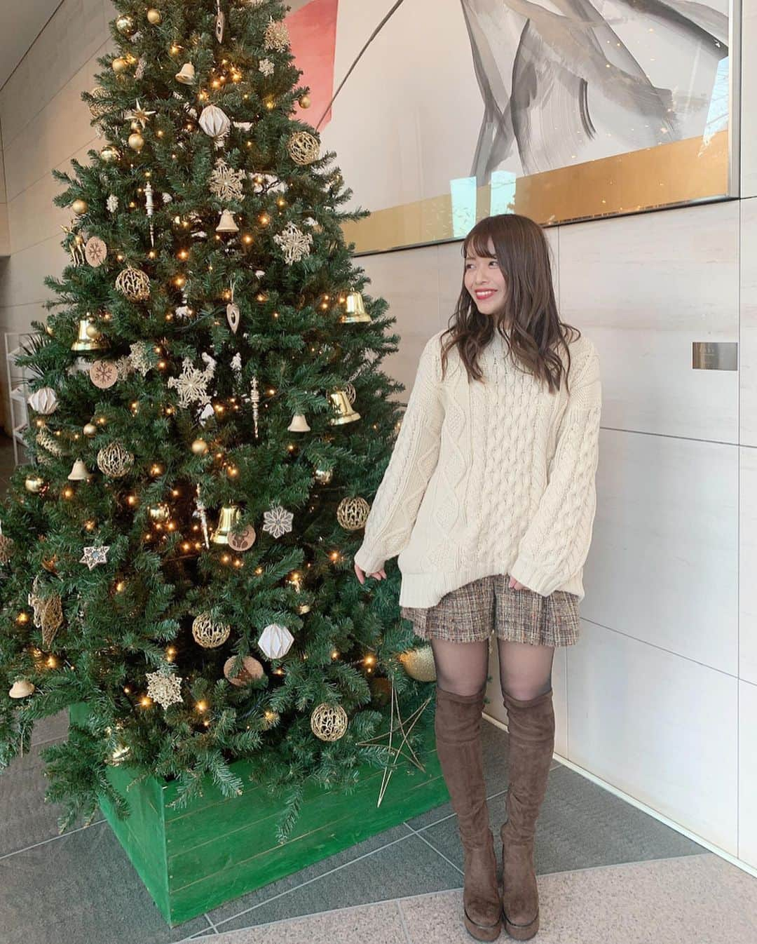 石倉侑芽さんのインスタグラム写真 - (石倉侑芽Instagram)「🎅💝🎄 . メリークリスマスイブ🌟 皆さん何して過ごしてるのかな💓 私の周りでは風邪が大流行😷 風邪気味の皆さんお大事にして下さい😢 . 最近お気に入りの #ゆめちんコーデ 👗 ざっくりニット×ニーハイって モテ服の定番な気がする🥺💓 . ブーツもショーパンも、全身 @dazzlin_official で買いました🎀 今季のダズリンめっちゃ可愛い☺️ . #クリスマス#クリスマスコーデ#モテ服 #dazzlin#ダズリン#ニットワンピ#ニーハイブーツ #ゆめちん#冬コーデ#モテコーデ#白ニット #デートコーデ#コーディネート#クリスマスコーデ #クリスマスパーティー#女子会#私服 #ootd#fashion#wear#coordinate」12月24日 18時34分 - yume8115