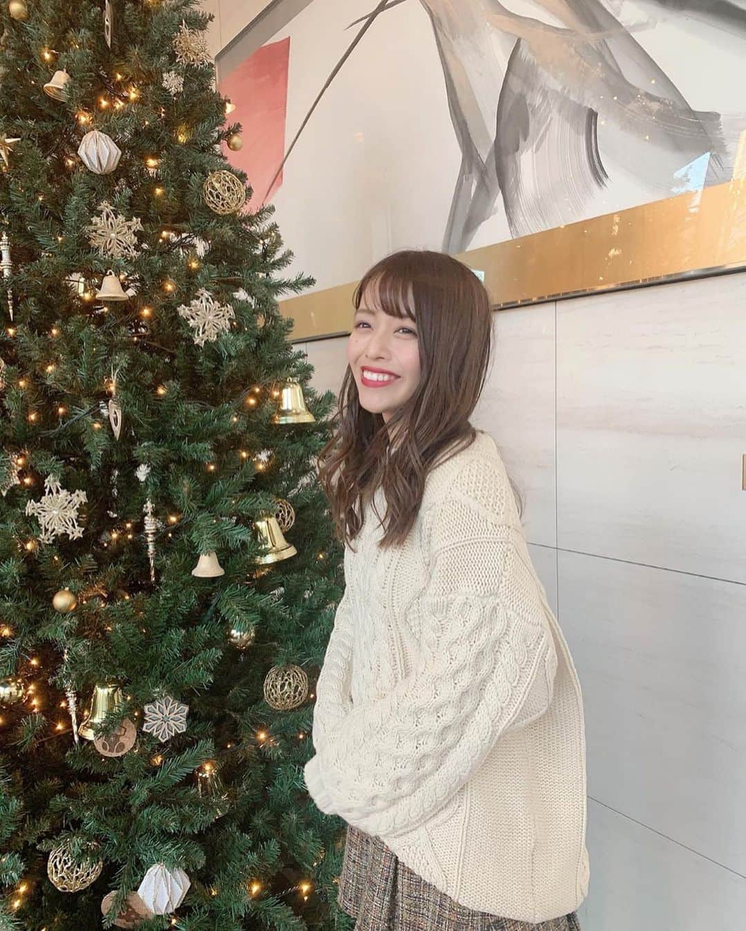 石倉侑芽さんのインスタグラム写真 - (石倉侑芽Instagram)「🎅💝🎄 . メリークリスマスイブ🌟 皆さん何して過ごしてるのかな💓 私の周りでは風邪が大流行😷 風邪気味の皆さんお大事にして下さい😢 . 最近お気に入りの #ゆめちんコーデ 👗 ざっくりニット×ニーハイって モテ服の定番な気がする🥺💓 . ブーツもショーパンも、全身 @dazzlin_official で買いました🎀 今季のダズリンめっちゃ可愛い☺️ . #クリスマス#クリスマスコーデ#モテ服 #dazzlin#ダズリン#ニットワンピ#ニーハイブーツ #ゆめちん#冬コーデ#モテコーデ#白ニット #デートコーデ#コーディネート#クリスマスコーデ #クリスマスパーティー#女子会#私服 #ootd#fashion#wear#coordinate」12月24日 18時34分 - yume8115