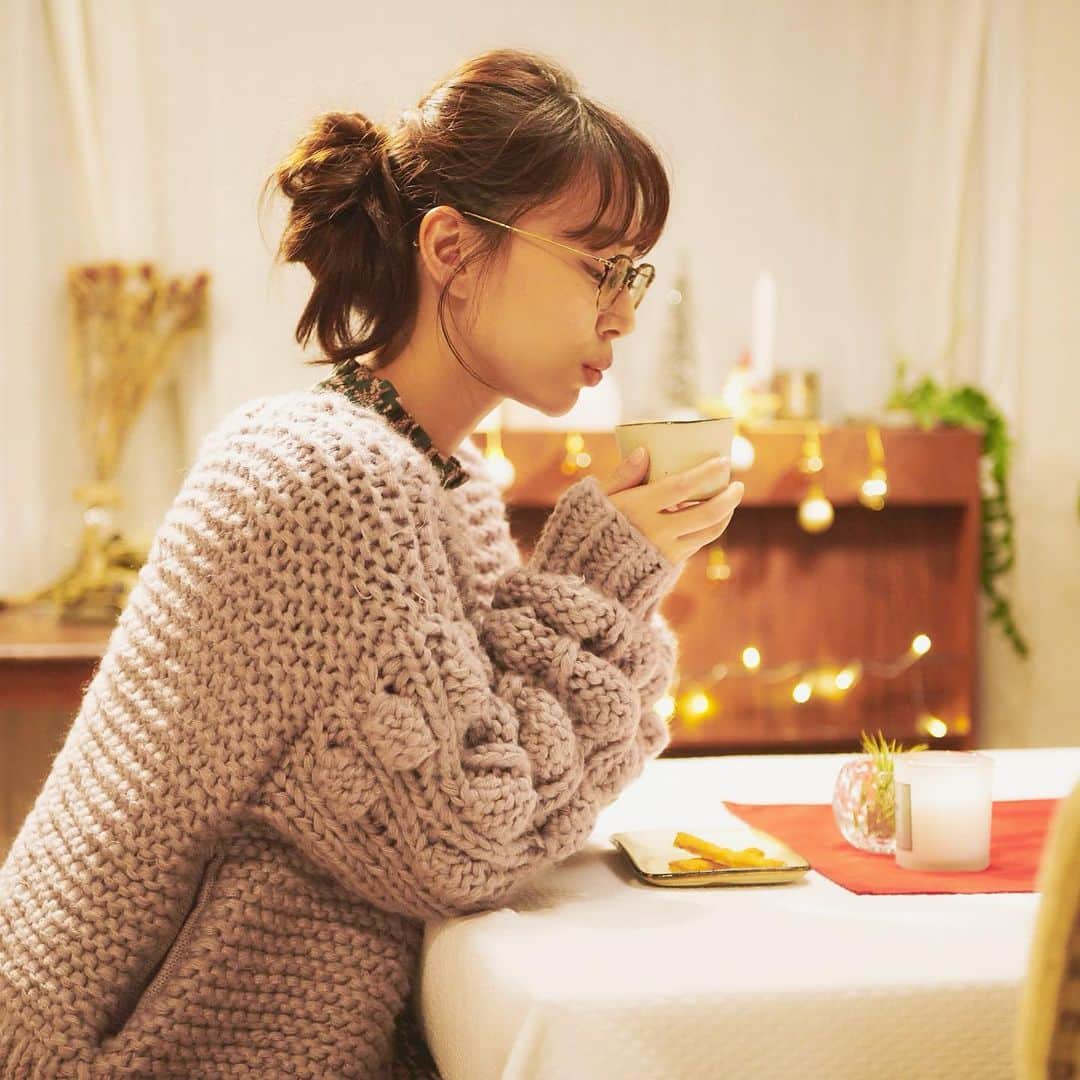 葉月祥子のインスタグラム：「皆様、素敵なクリスマスをお過ごしでしょうか？🎅🎂🎉🎄💕﻿ ﻿ ﻿ 今日の夜7時から、﻿ TBS「この差って何ですか？」﻿ にVTRで出演してます👘⛩初詣の作法にまつわる差👏🏻太りにくい鍋と太りやすい鍋☃️でひょこっと登場してますのでたまたま観て頂けてたら嬉しいです🥰﻿ ﻿ ﻿ 写真はモデルさせて頂いているスキンケアコスメ『ユーグレナone』の撮影カットのoffshotです🌿❣️いつも、背景や小道具も凝っていて、世界観があってとても楽しいです☕️✨こんな冬の夜を過ごしたいなぁ🌿☺️﻿ ﻿ ﻿ Happy Merry Christmas❣️🎉﻿ ﻿ ﻿ #メリクリサーモン #メリークリスマス #オフショット #offshot #広告 #スキンケア #化粧品 #ユーグレナone #撮影チーム ﻿ #葉月祥子 ﻿ #この差って何ですか ﻿ #tbs ﻿ ﻿ #素敵なクリスマスを✨」