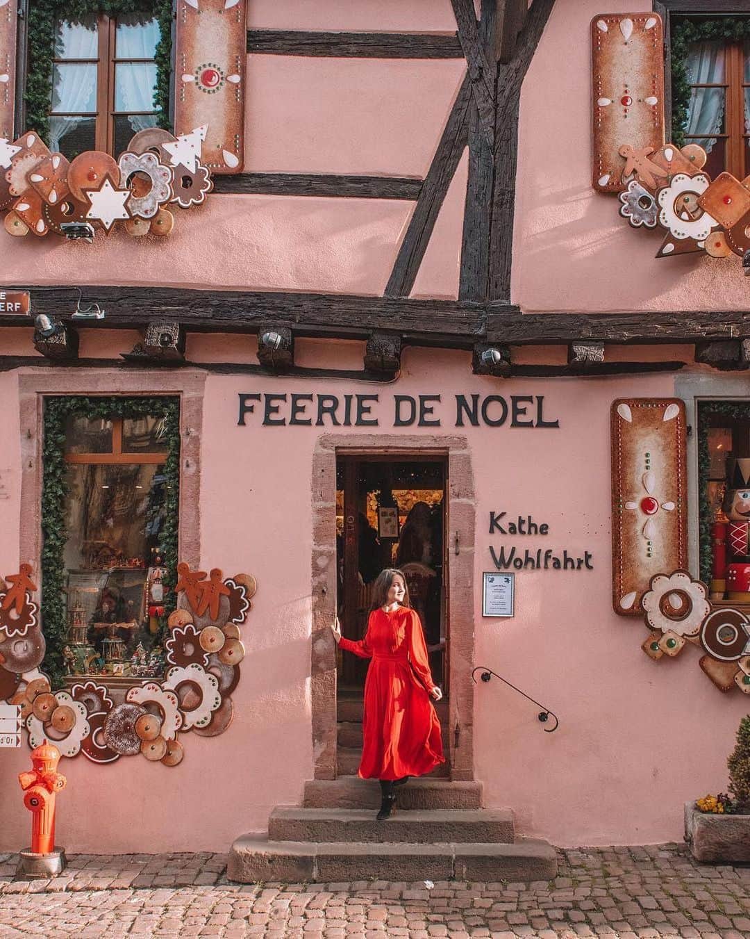GENIC 公式インスタグラムさんのインスタグラム写真 - (GENIC 公式インスタグラムInstagram)「フランスの最も美しい村に選ばれているリクヴィール。﻿ 30分ほどで回れてしまう小さな村は、﻿ クリスマスマーケットでも有名で、世界中から観光客が押し寄せます🎅🏼﻿ ﻿ まるで絵本にでてくるお菓子の家のようなピンクの建物「Feerie de Noel」は、クリスマスの飾りを売っているショップ🎄﻿ ﻿ 外観で想像するよりも店内は広く、おもちゃのミュージアム感覚で楽しくショッピング！﻿ ﻿ コルマールからリクヴィールまでバスかタクシーで20～30分の距離なので、はしごも可能✨﻿ ________________________________﻿ spot #France﻿ Photo  @nathalie_wanders  ________________________________﻿ @genic_japan﻿ 日本を旅したくなる写真、最新スポットなど更新中！﻿ Share amazing photos of Japan to all over the world.﻿ ________________________________」12月24日 18時46分 - genic_mag